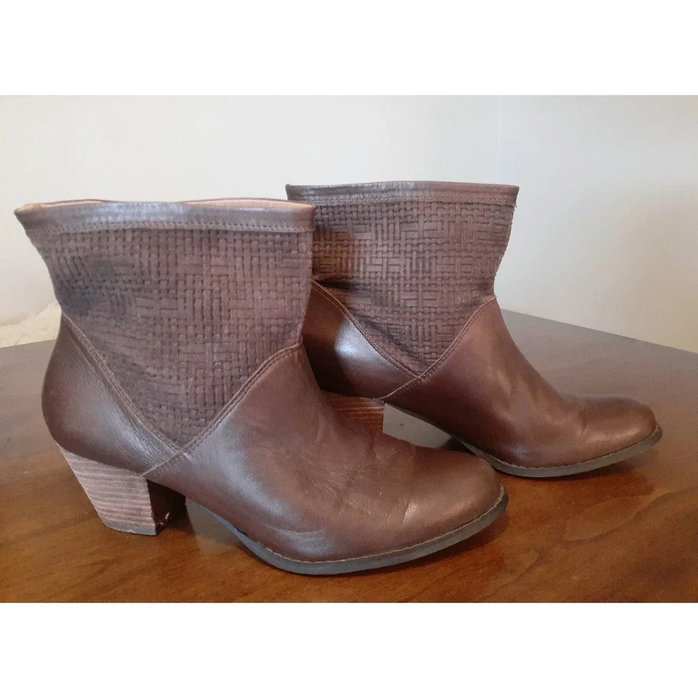 Corso Como Brown‎ Leather Ankle Boots Womens Sz 8.5 Pull-On Block Heel Woven